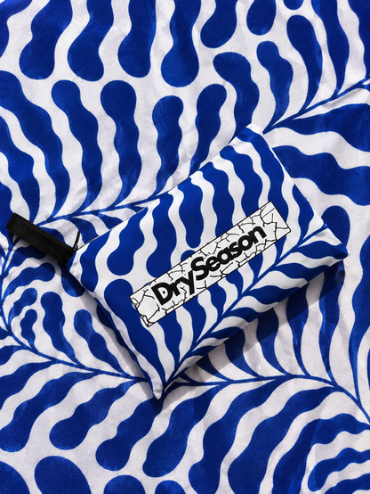 SANTORINI - Sand Free Magnetic Beach Towel In （Blue & White）