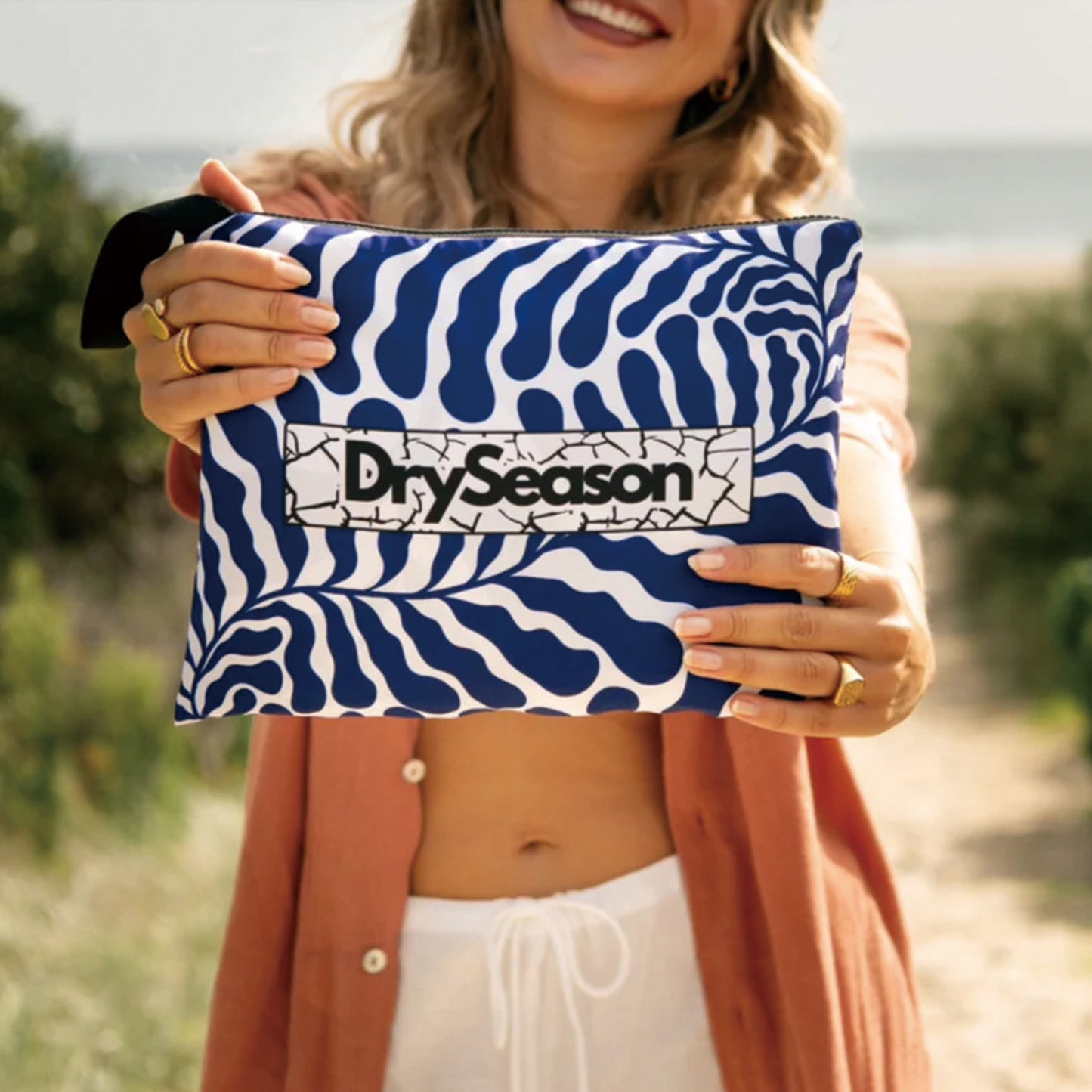 SANTORINI - Sand Free Magnetic Beach Towel In （Blue & White）
